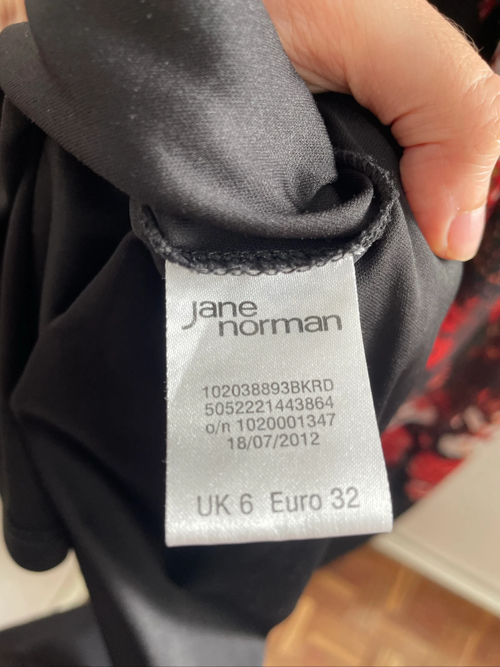 Vestido longo preto com flores vermelhas e decote atrás da pescoço da marca Jane Norman, tamanho PP, y2k, romântico – photo 4